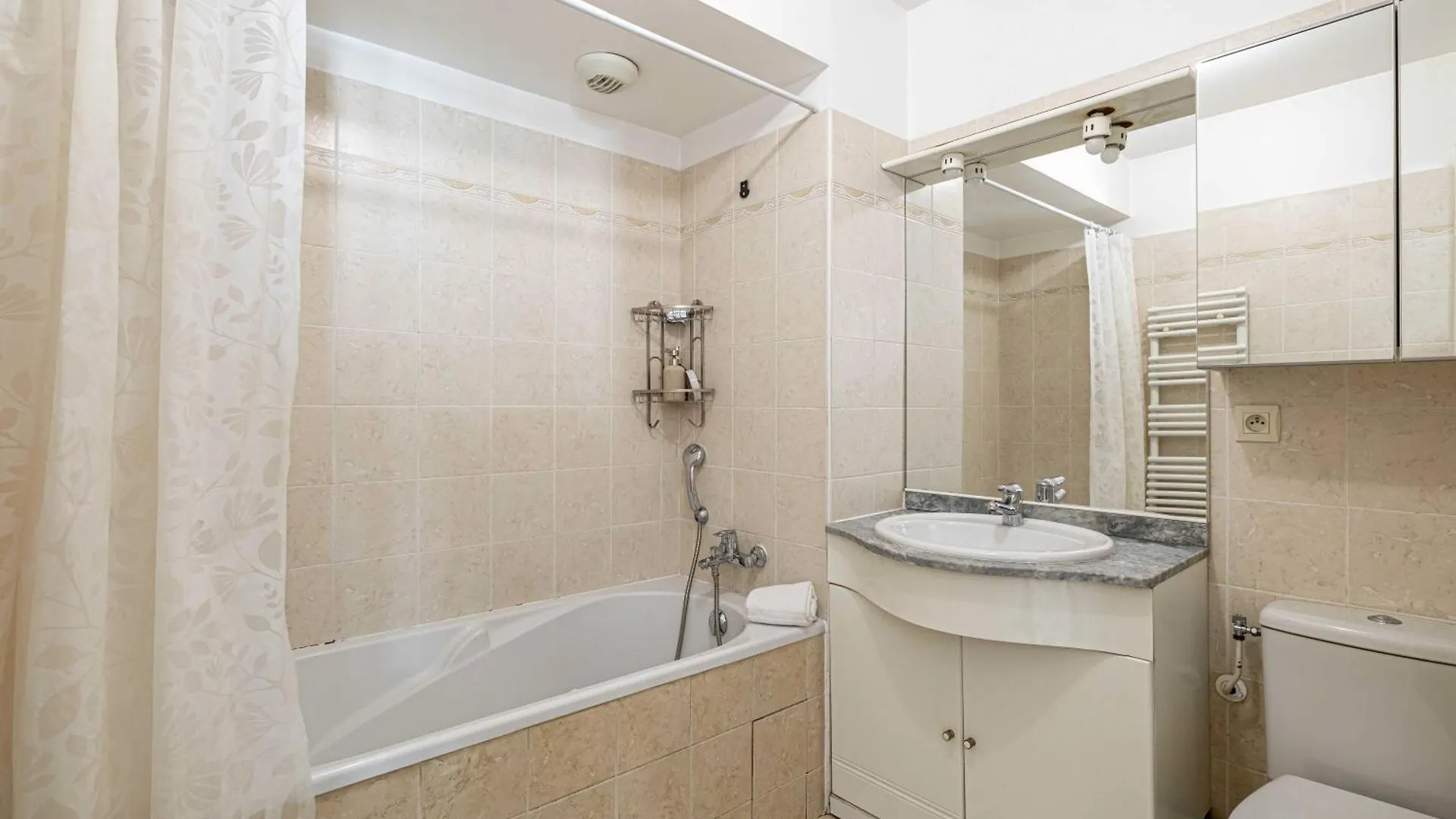 Bright One Bedroom Apt With Parking And Terrace 戛纳 法国